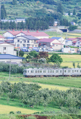 田園の中の電車01