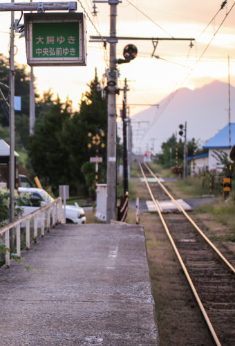 駅ホームからの岩木山01