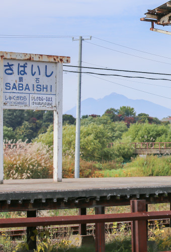 駅ホームからの岩木山02